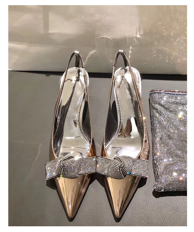 High heels with pointed silver bow