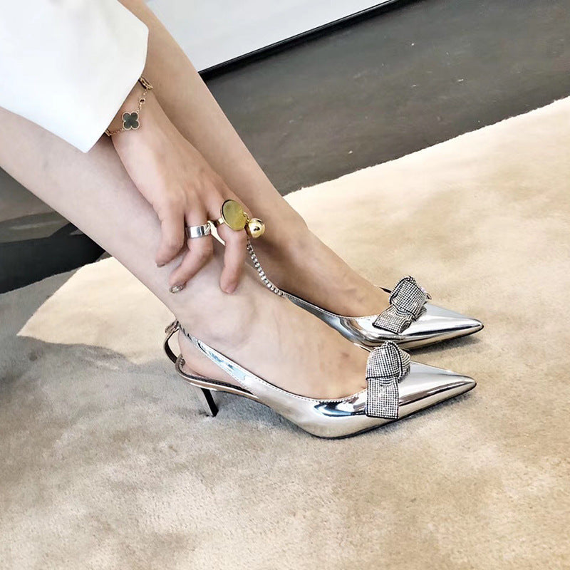 High heels with pointed silver bow