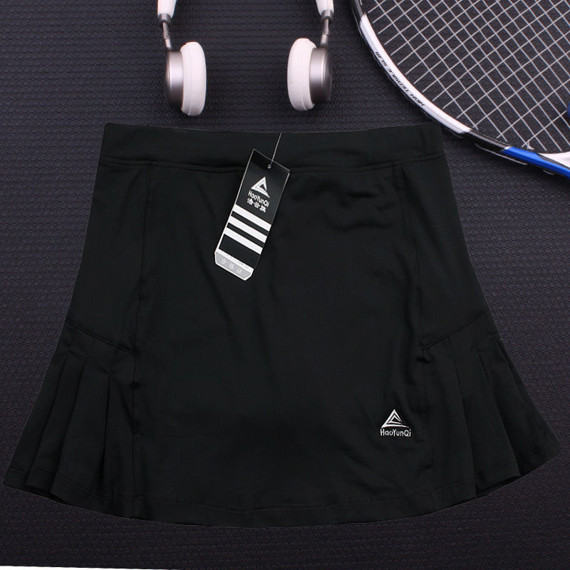 Quick-drying tennis skirt from M Chic Boutique, activewear for women with a comfortable fit and sporty design.