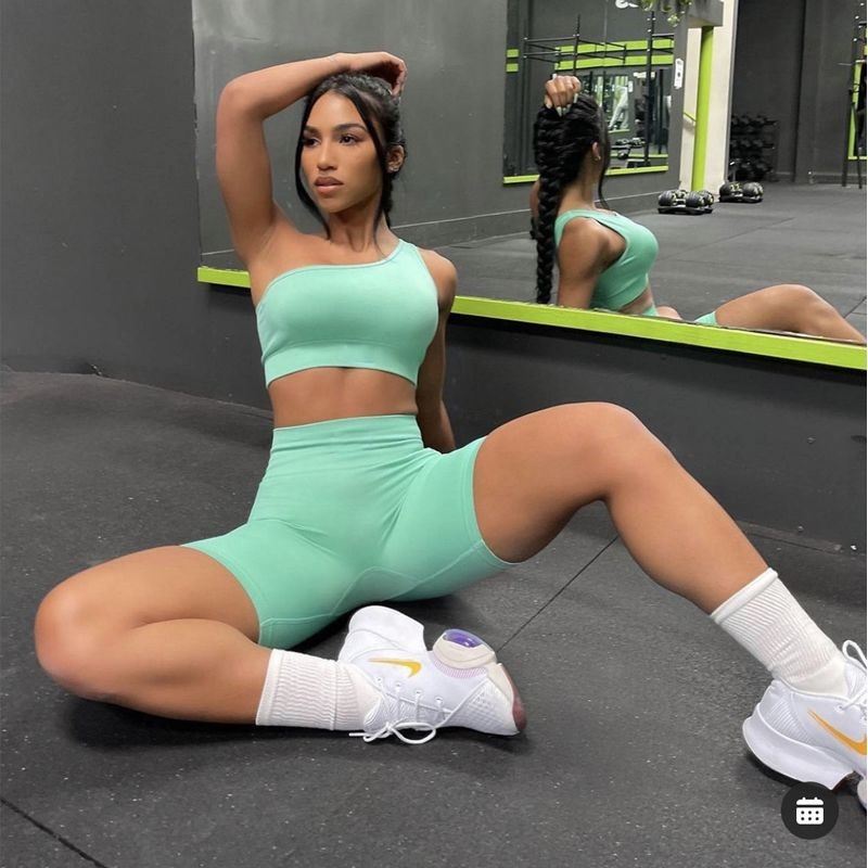 M Chic Boutique sport solid color activewear set with fitted top and leggings, ideal for workout and casual wear.